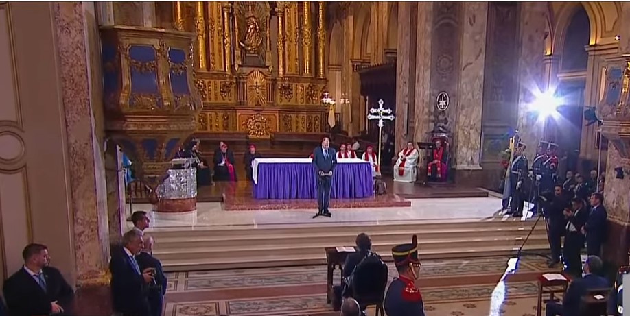 米雷伊在教堂內坐著聆聽不同宗教領袖的短講。（YouTube@La Nacion影片截圖）